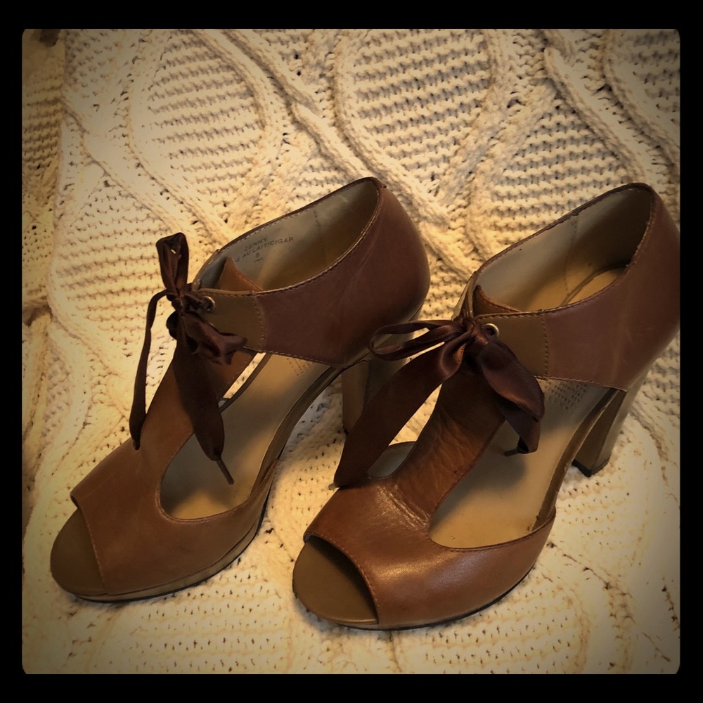 Heels with attractive cutout and feminine bow